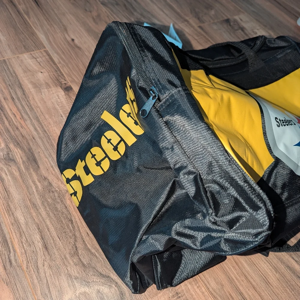 NWT. FOCO Steelers Duffel Bag. Adjustable Straps 20x13x7